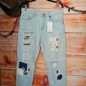NWT "FOREVER 21 BOYFRIEND CUT" Upycled, Patched, Distressed "FIND JOY" JEANS! 28